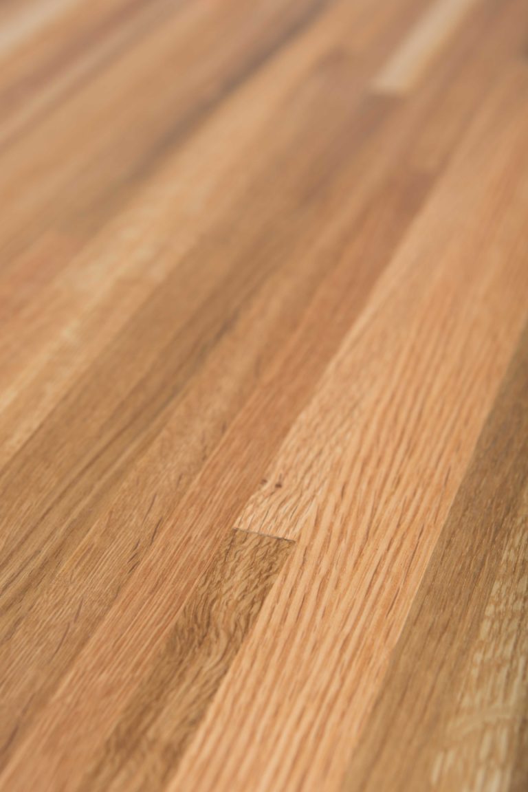 Close up of White Oak counter grain pattern